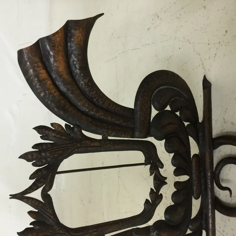 고대 사진 액자의 장식 디자인으로, 우아한 형태와 장식적인 세부 사항이 있어 사진 전시에 이상적입니다