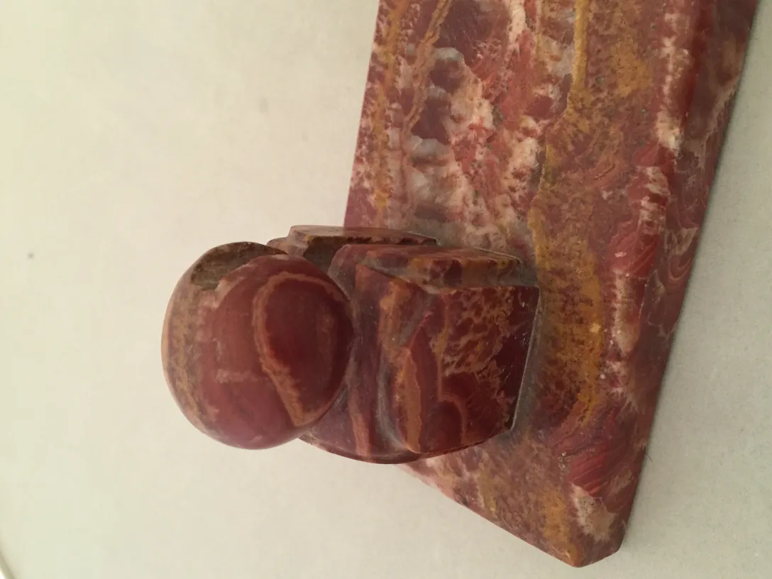 Porta-retrato antigo com detalhes em cores quentes e formas arredondadas