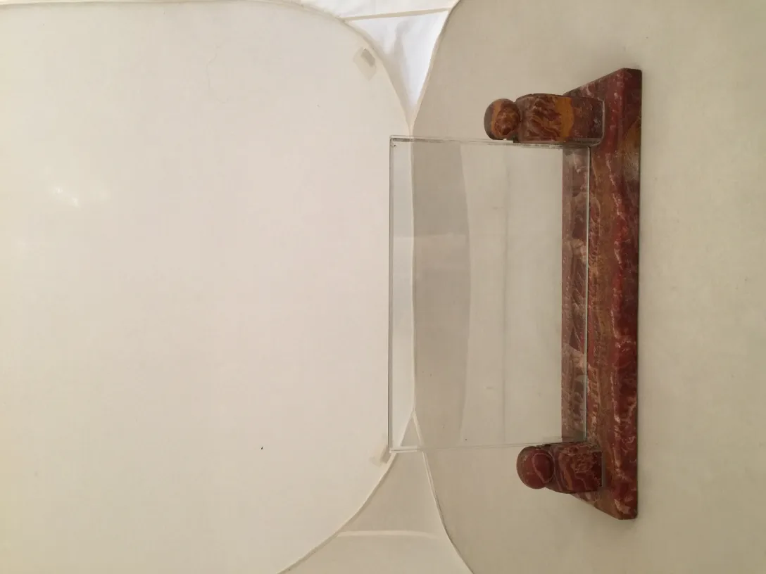 Декоративная антикварная фоторамка с основанием, идеально подходит для демонстрации фотографий в элегантной обстановке.