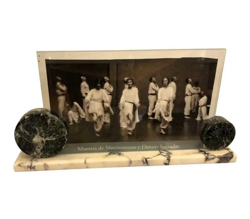 إطار-صورة-قديم-مع-صورة-رقص-بالأسود-والأبيض