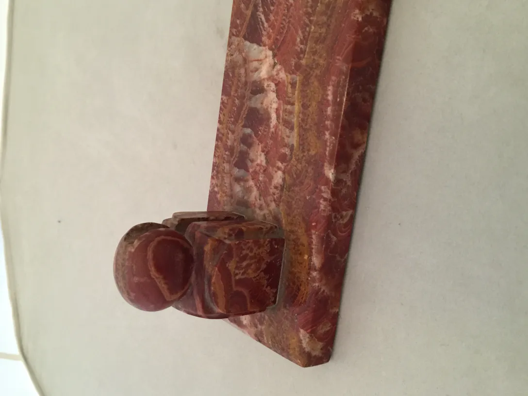 装飾的な古典的な写真立て、球状の形状、背景は中立的です。