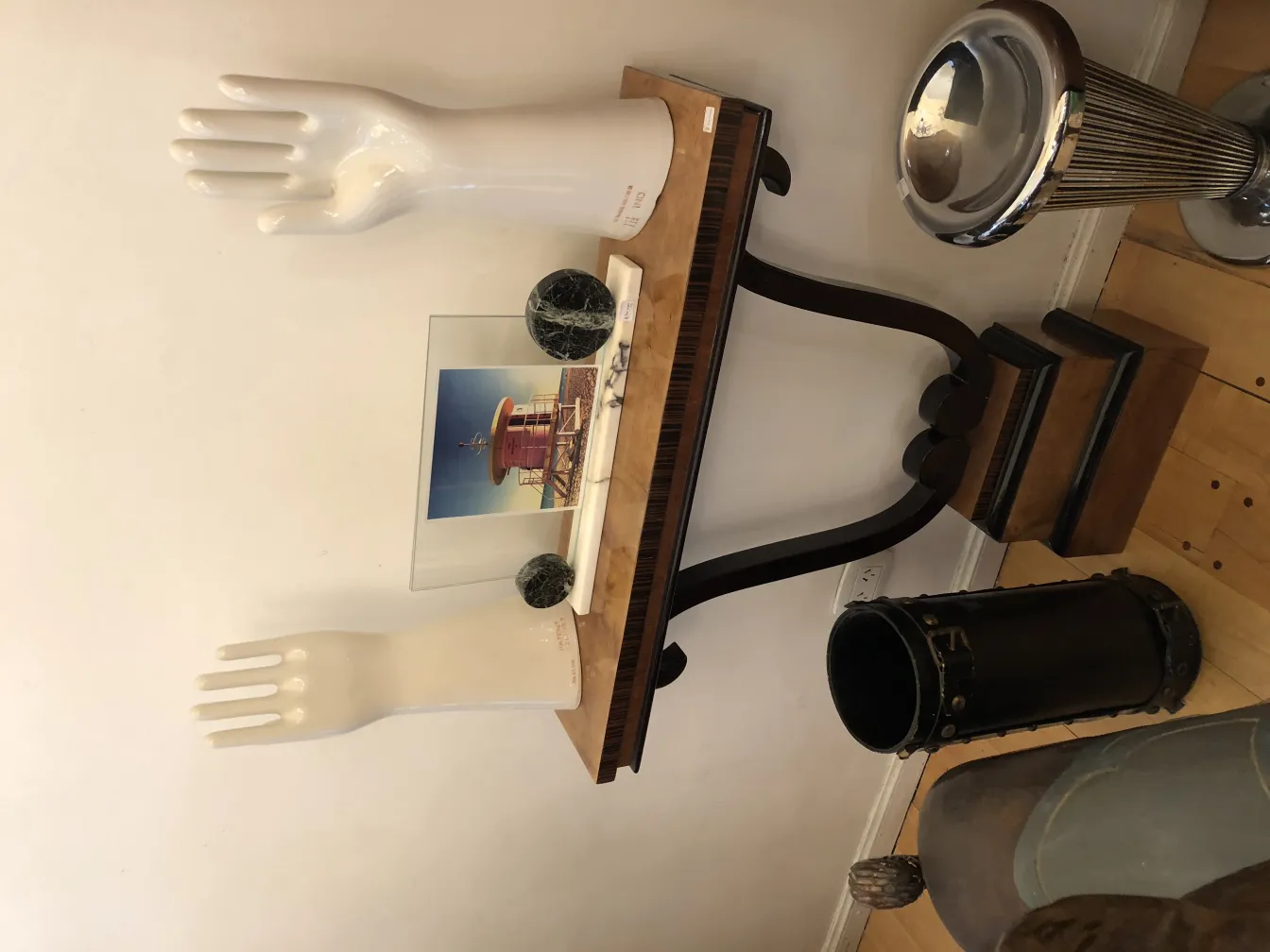 portafoto antico con sfondo decorativo e sfere verdi