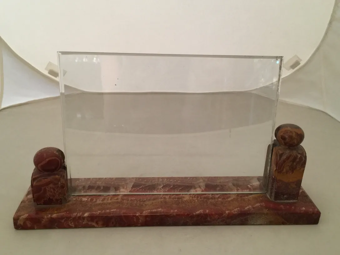 portarretrato antiguo con detalles decorativos en los lados