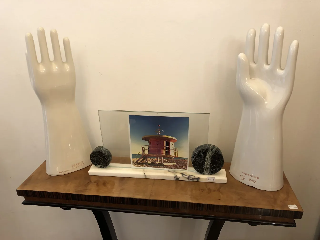 Cadre photo ancien avec mains décoratives et une photo.