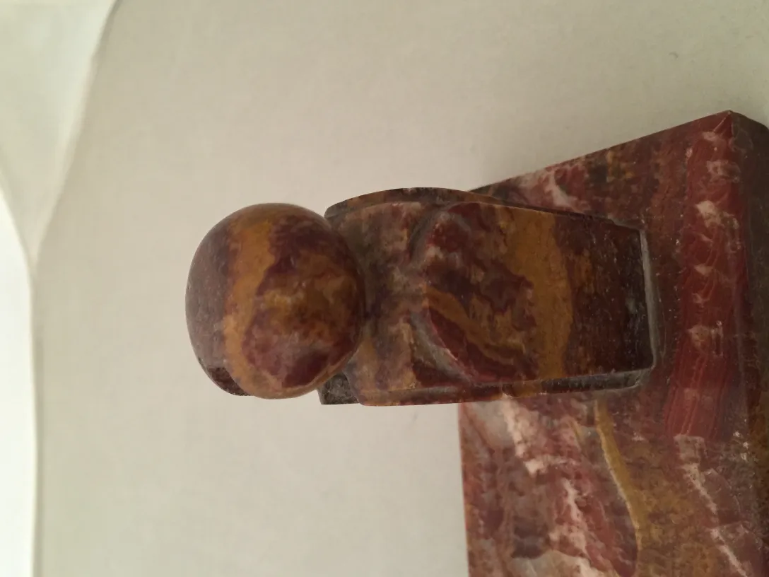 장식적인 고풍스러운 액자의 상단에 공이 있으며 다양한 색조가 있습니다.