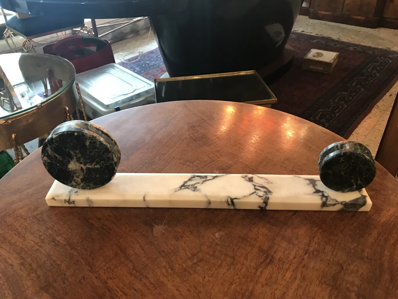 古董相框，带有大理石底座，优雅而富有装饰性