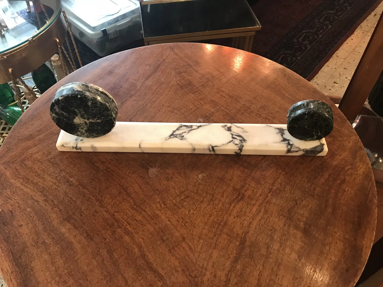 古い写真立て丸形土台を木のテーブルに置いて