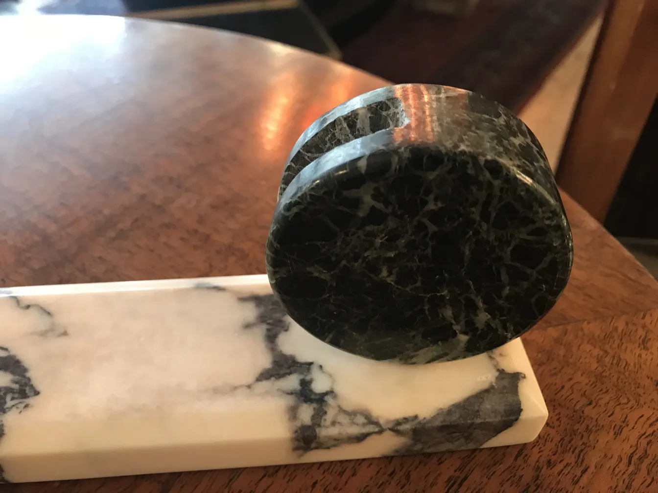 古董相框和深色底座在舒适的环境中