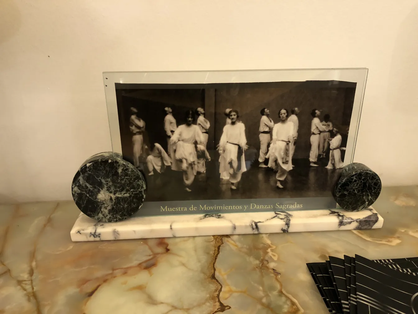 cadre photo ancien avec photo de danse sacrée dans un cadre décoratif élégant