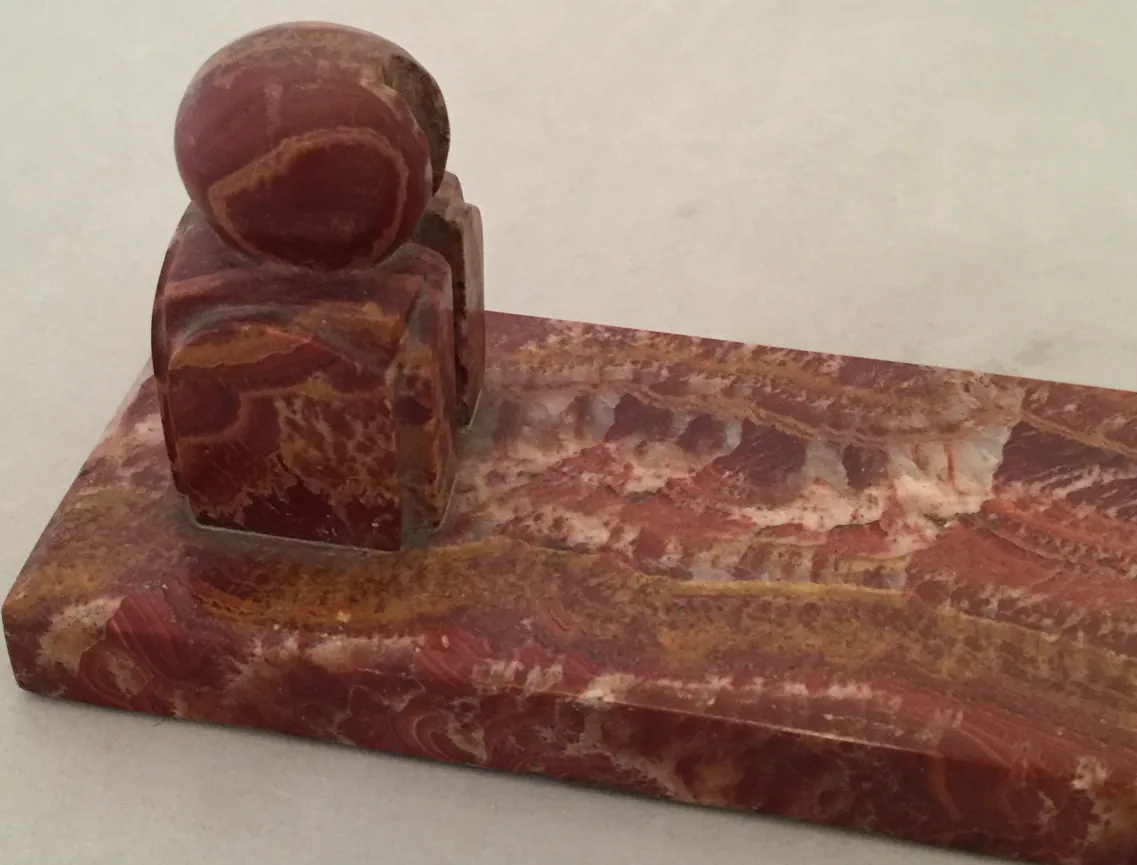 إطار صورة قديم بألوان حمراء مع شكل زخرفي.