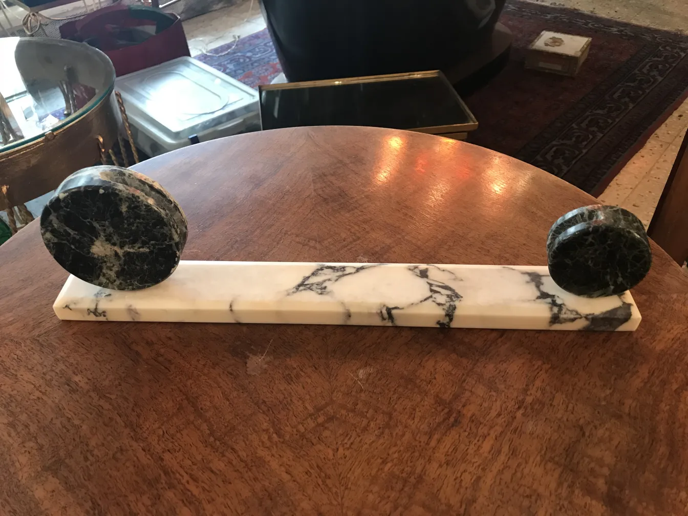 Старинная фоторамка с круглыми базами, украшенная, на столе