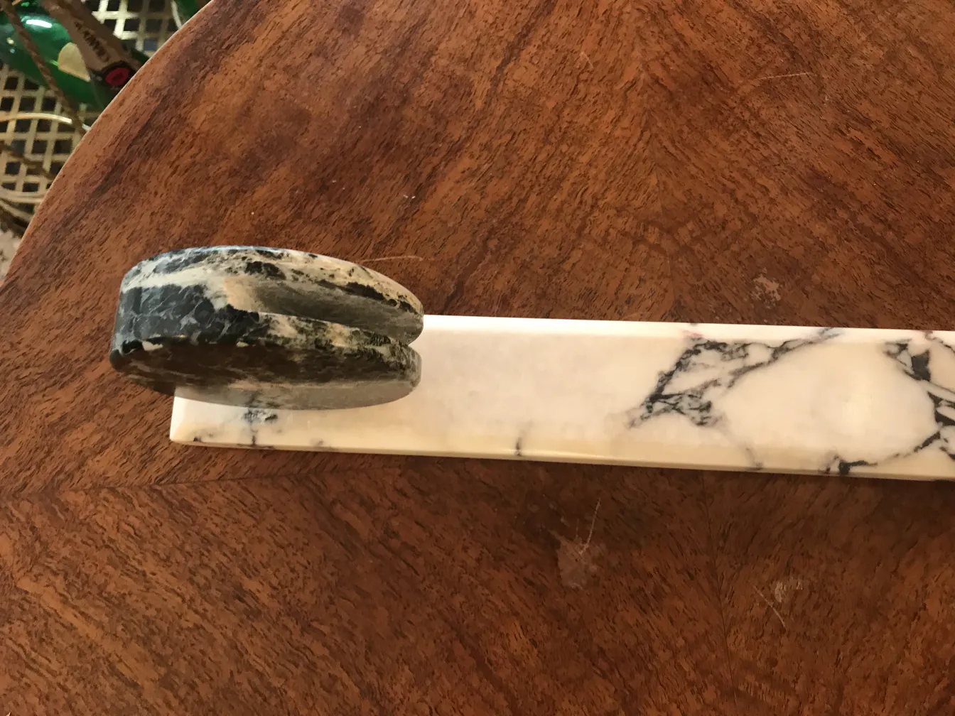 古董相框风格化底座，采用浅色装饰。