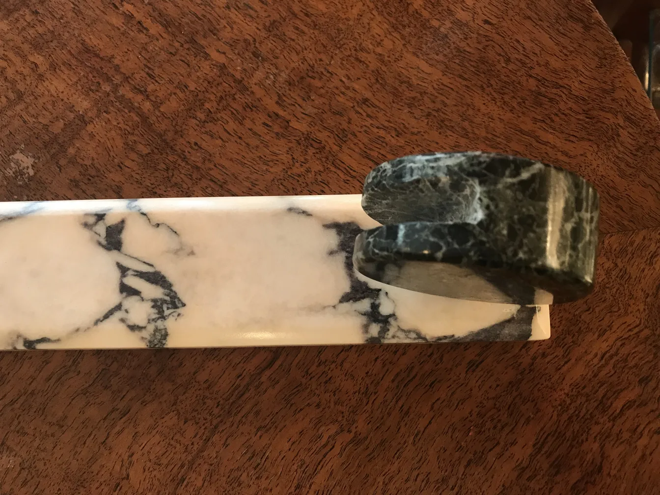 Portafoto antico con dettagli decorativi e sfondo in legno