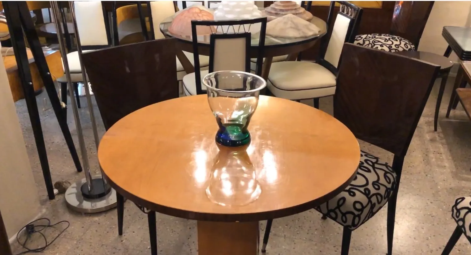 table à manger ancienne pour deux avec vase décoratif