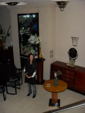 Mesa de comedor antigua para dos personas con decoración sencilla.