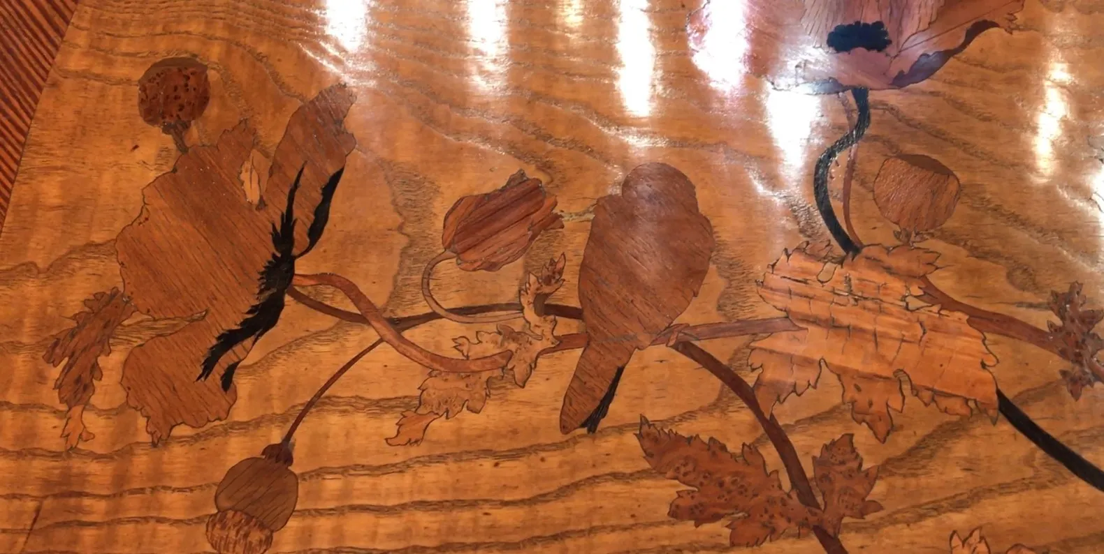 mesa de jantar antiga para 2 pessoas com detalhes decorativos