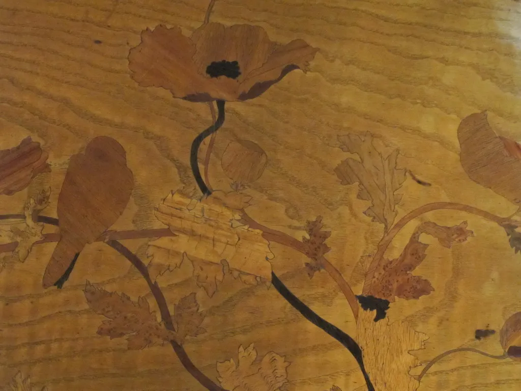 tavolo da pranzo antico con intarsi di fiori e uccelli