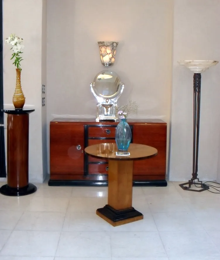 Mesa de comedor antigua para dos personas en un ambiente elegante con decoraciones de lujo.