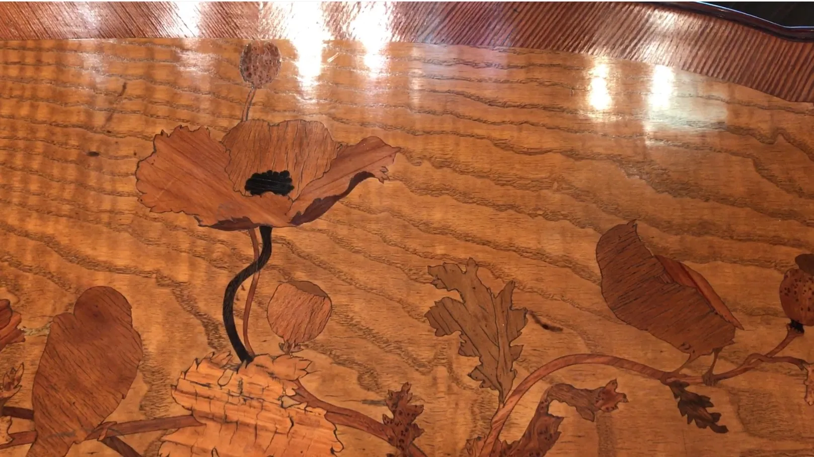 antiker Esstisch von Emile Gallé für 2 Personen mit Blumenmotiven.