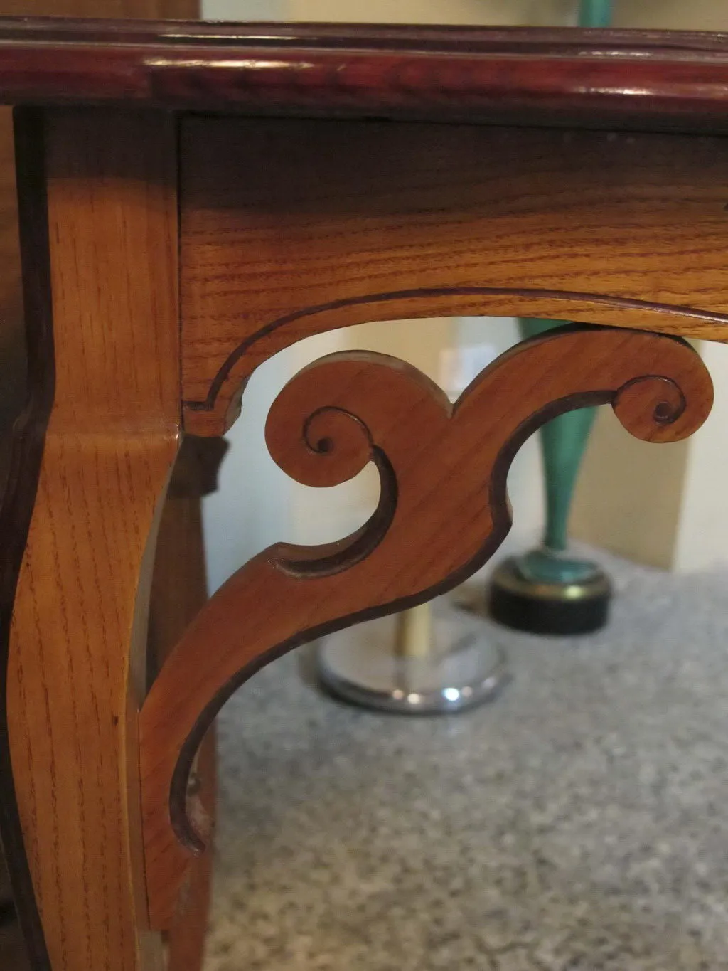 mesa de jantar antiga de emile gallé para 2 pessoas, detalhes decorativos