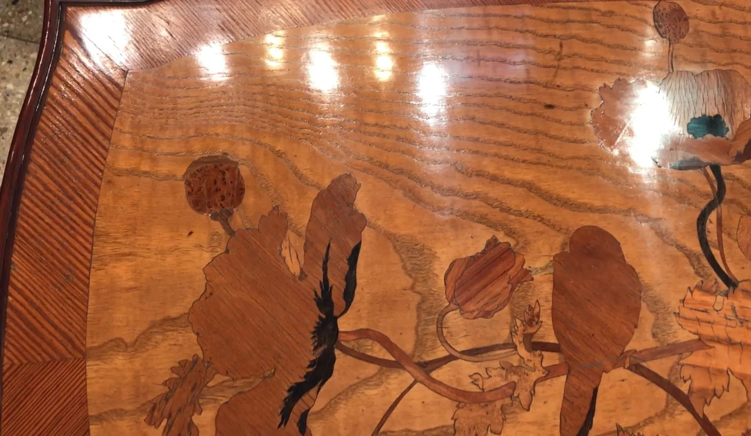 Mesa de comedor antigua con detalles florales de Émile Gallé, para 2 personas, en un entorno acogedor.