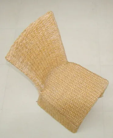 Mesa de jantar antiga para 4 pessoas em um ambiente neutro.