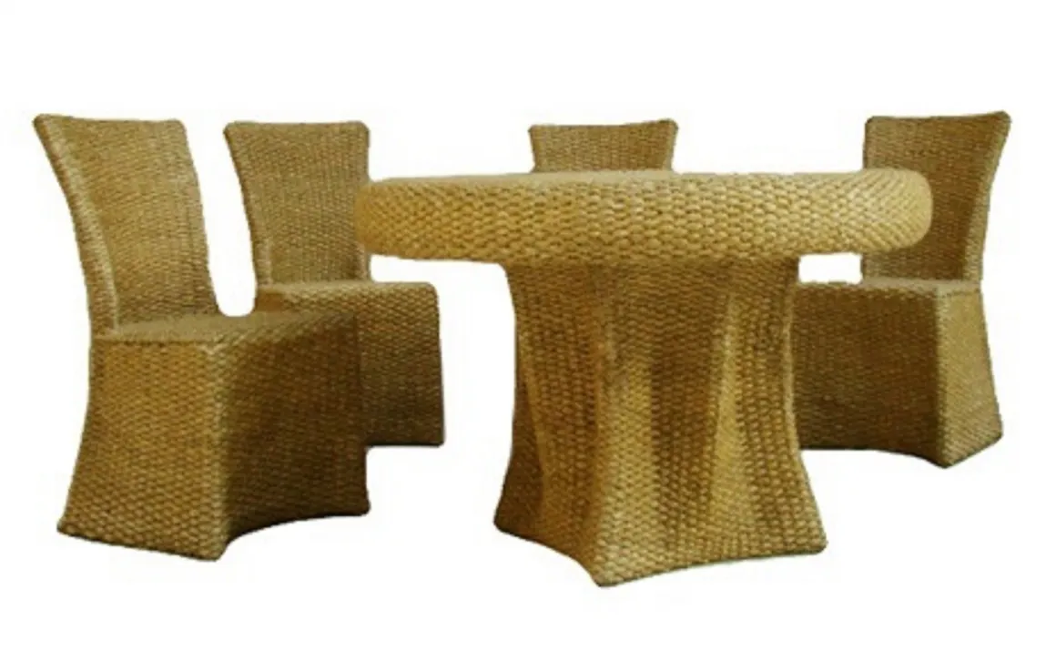 Mesa de comedor antigua con cuatro sillas de estilo único.