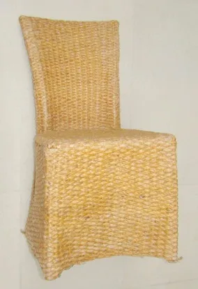 4인용 앤티크 식탁이 중립적인 환경에서.