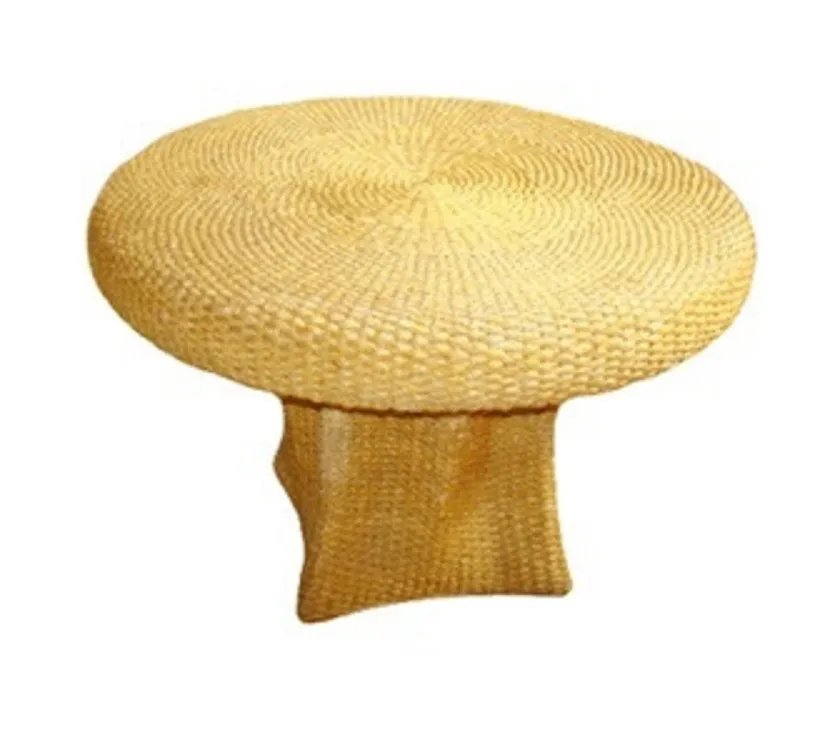 Table à manger ancienne pour quatre personnes dans une ambiance chaleureuse