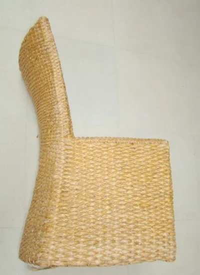 Antiker Esstisch für 4 Personen in einem gemütlichen Ambiente.