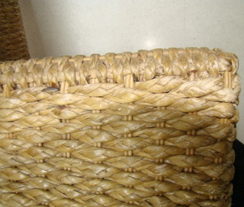 Détail d'une table à manger ancienne pour 4 personnes avec un design tissé.