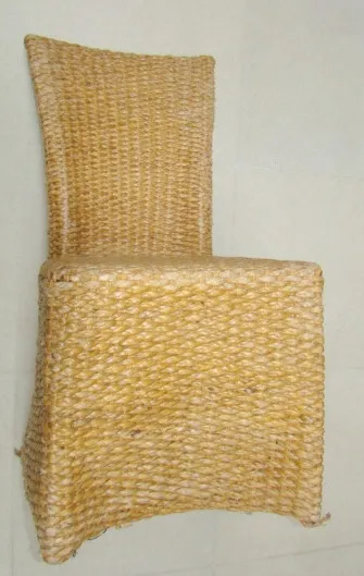 Antiker Esstisch für 4 Personen, umgeben von Stühlen.