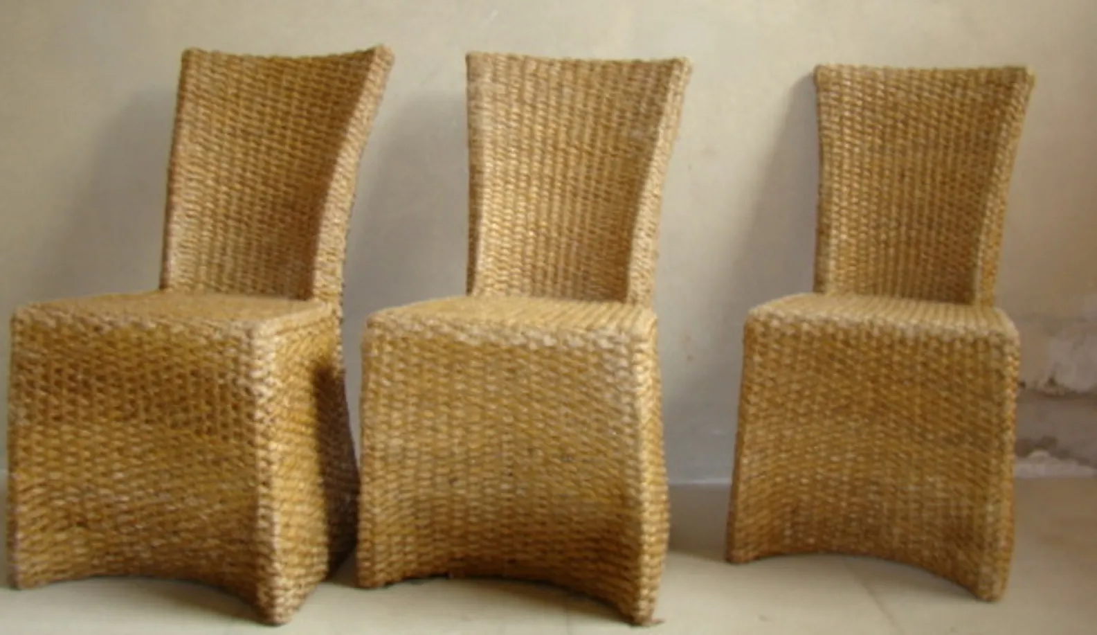 Table à manger antique pour 4 personnes, entourée de chaises tressées.