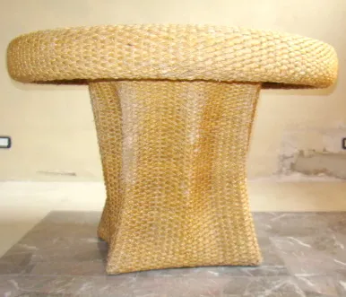 table à manger antique pour 4 personnes avec design unique