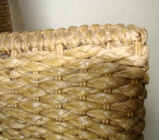 पुरानी खाने की मेज़ में उभरे हुए और प्राकृतिक बनावट