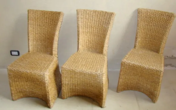 Обеденный стол старинный на четыре человека с плетеными стульями.