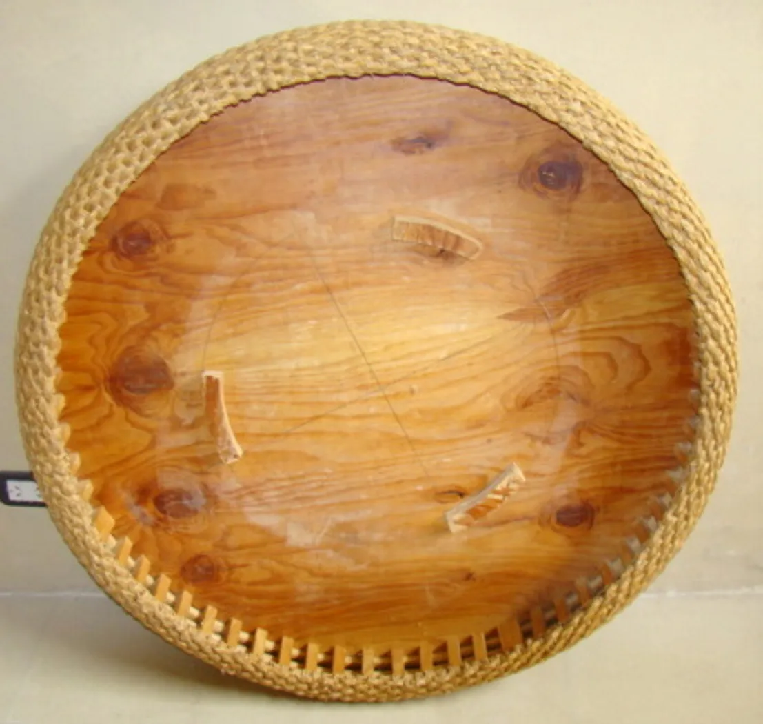 Mesa de jantar antiga com acabamento natural, design circular, ambiente clássico