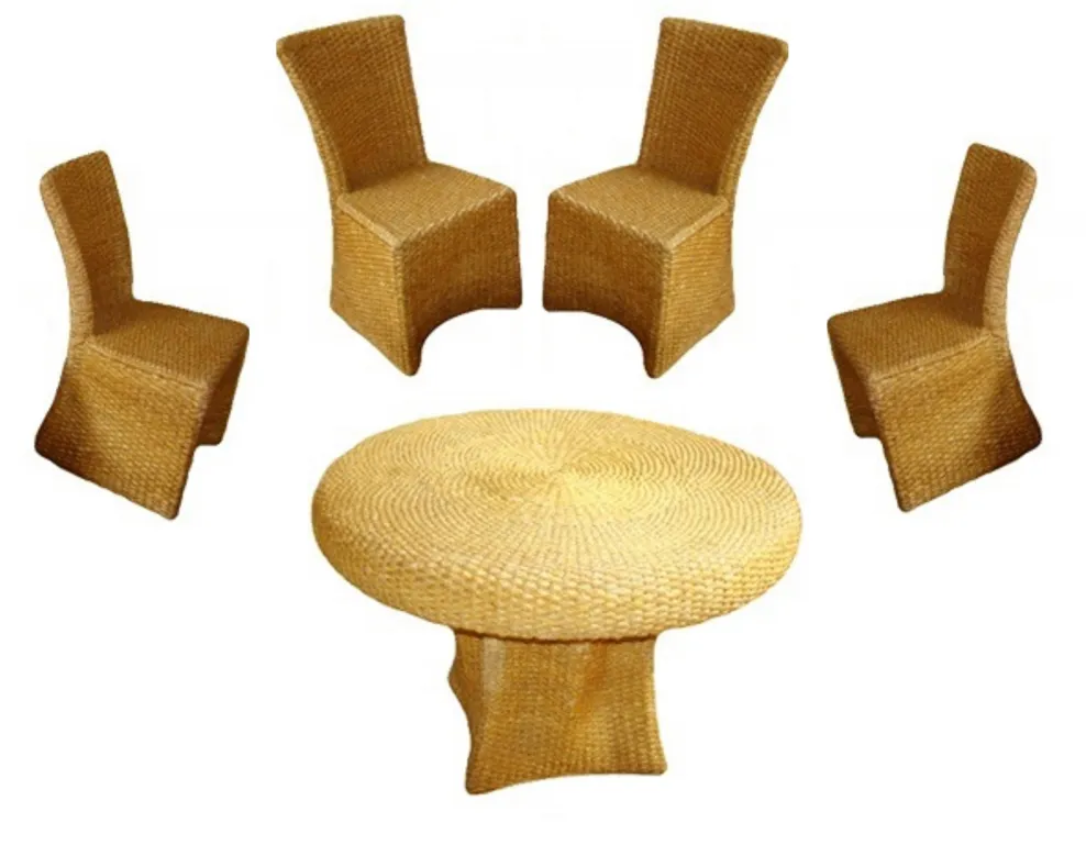 Table à manger ancienne pour 4 personnes avec des chaises assorties dans un cadre chaleureux.