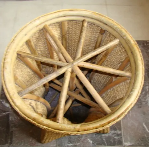 Vista de cima de uma mesa de jantar antiga para 4 pessoas, com design de perna clássica.