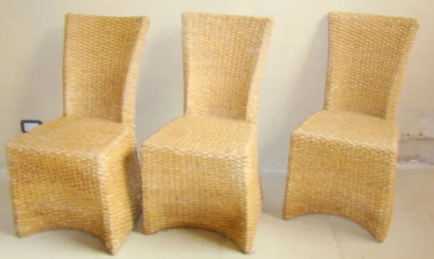 4人用の古いダイニングテーブルと3脚のユニークなデザインの椅子。