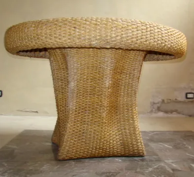 Tavolo da pranzo antico con design unico e dettagli distintivi.