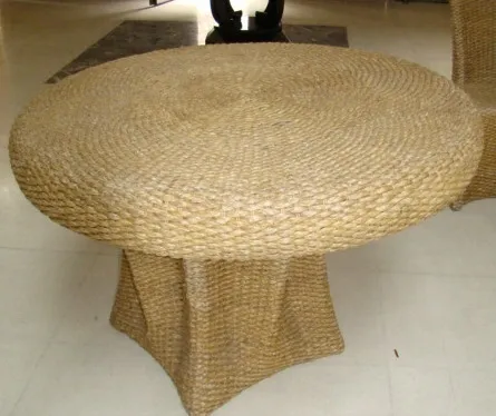 Mesa de jantar antiga redonda para quatro pessoas em ambiente moderno.