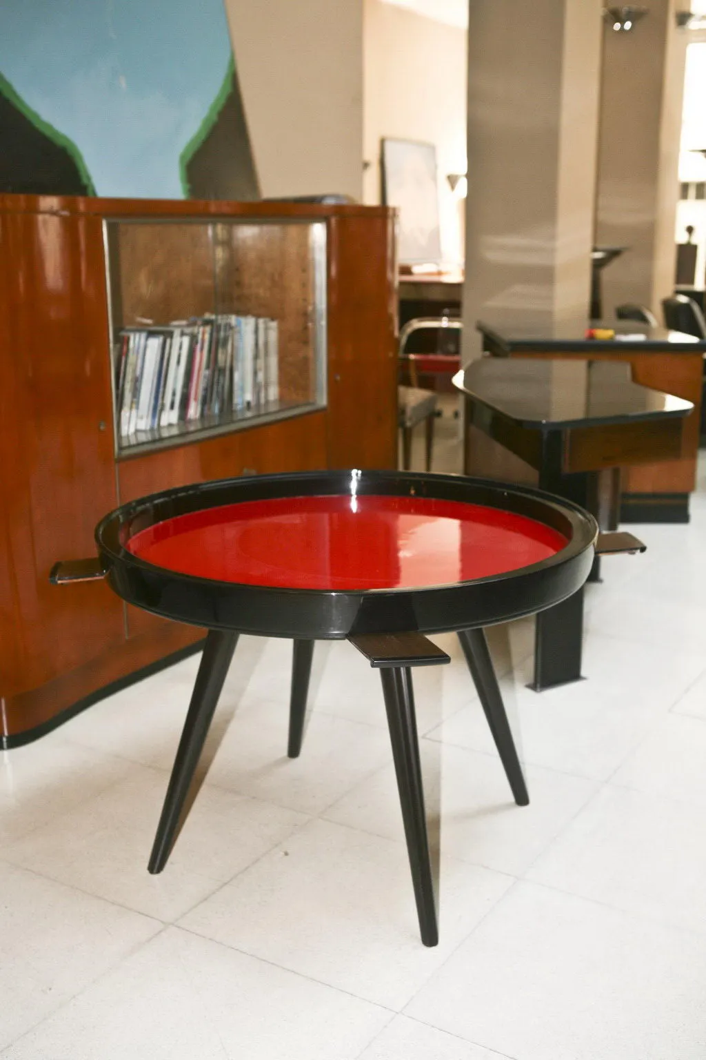 Table à manger ancienne pour quatre personnes dans une ambiance chaleureuse.