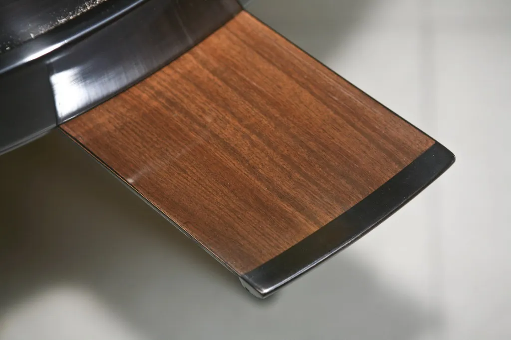 Mesa de comedor antigua con diseño elegante para cuatro personas, en un ambiente acogedor.