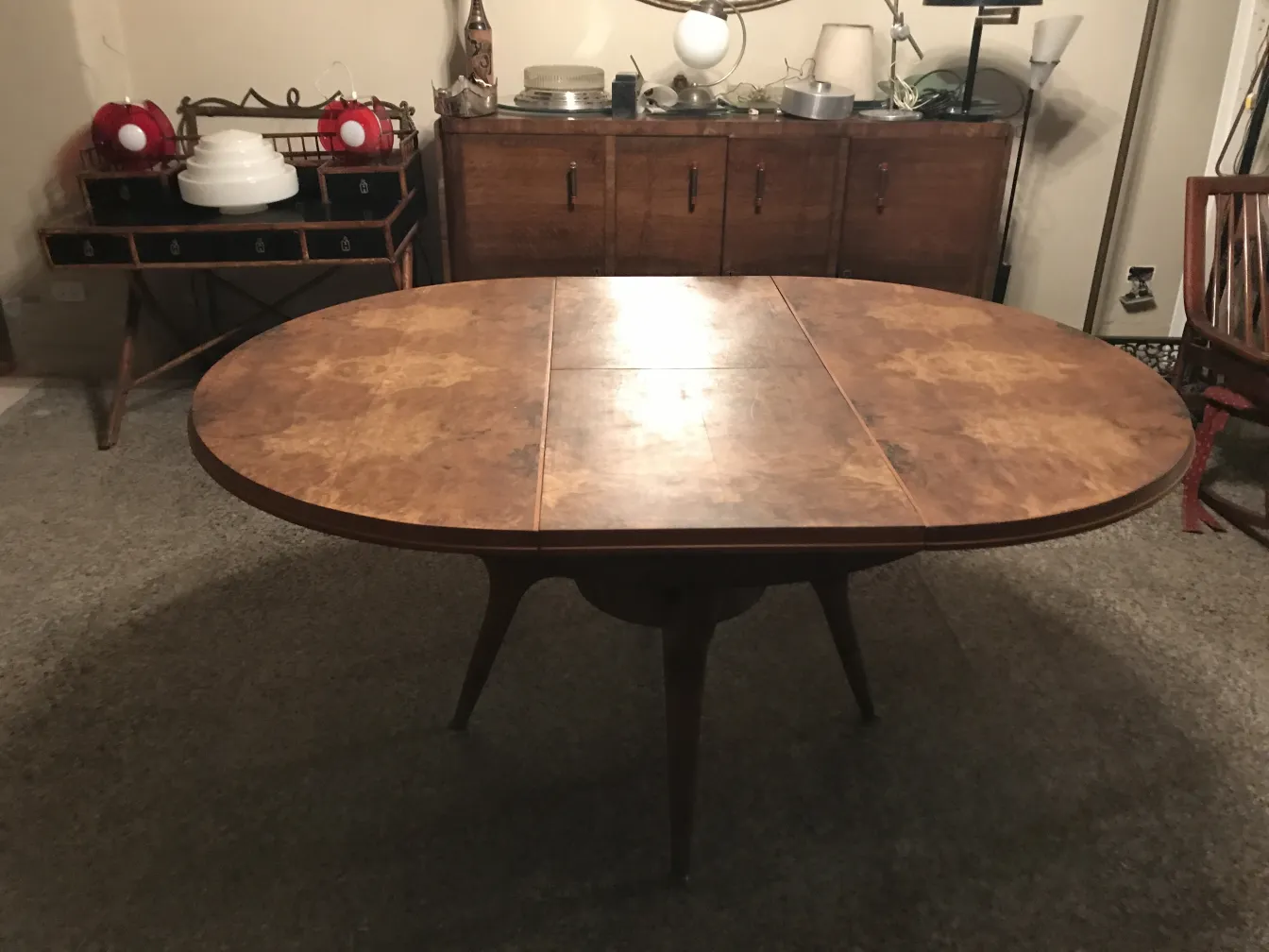 طاولة طعام قديمة (4 أشخاص) في بيئة مريحة.