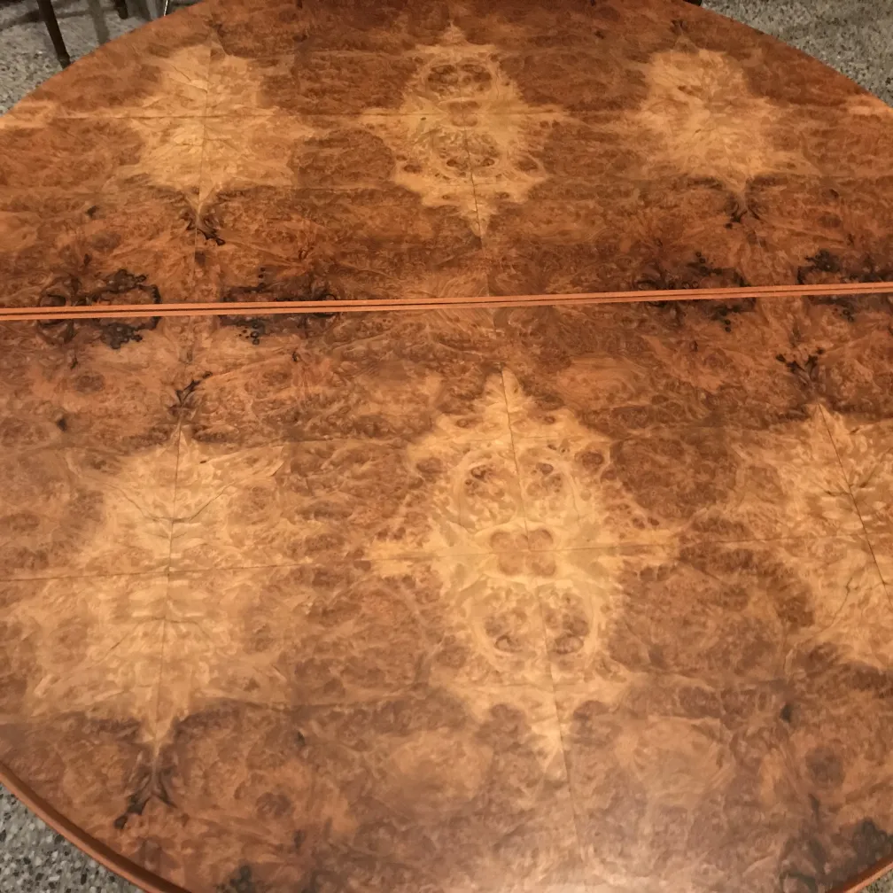 Table à manger ancienne pour 4 personnes avec motif unique