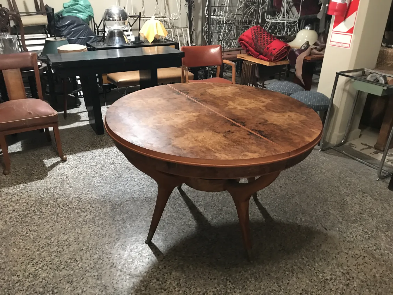 mesa antiquada de jantar redonda para 4 pessoas, cercada por cadeiras