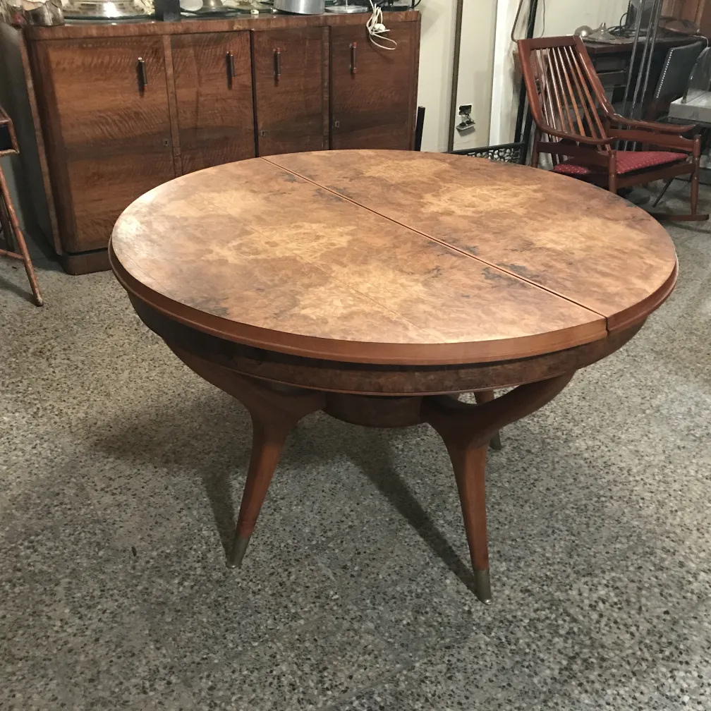 Table ronde antique pour quatre personnes dans un cadre accueillant.