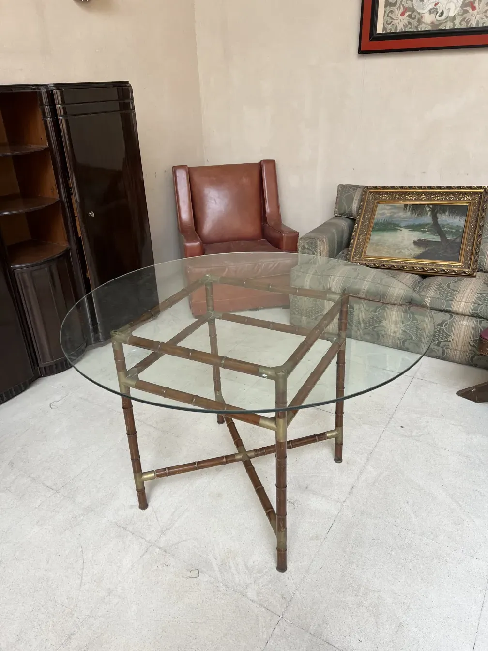 tavolo da pranzo antico per 6 persone con design elegante e atmosfera accogliente, con sedie antiche sullo sfondo