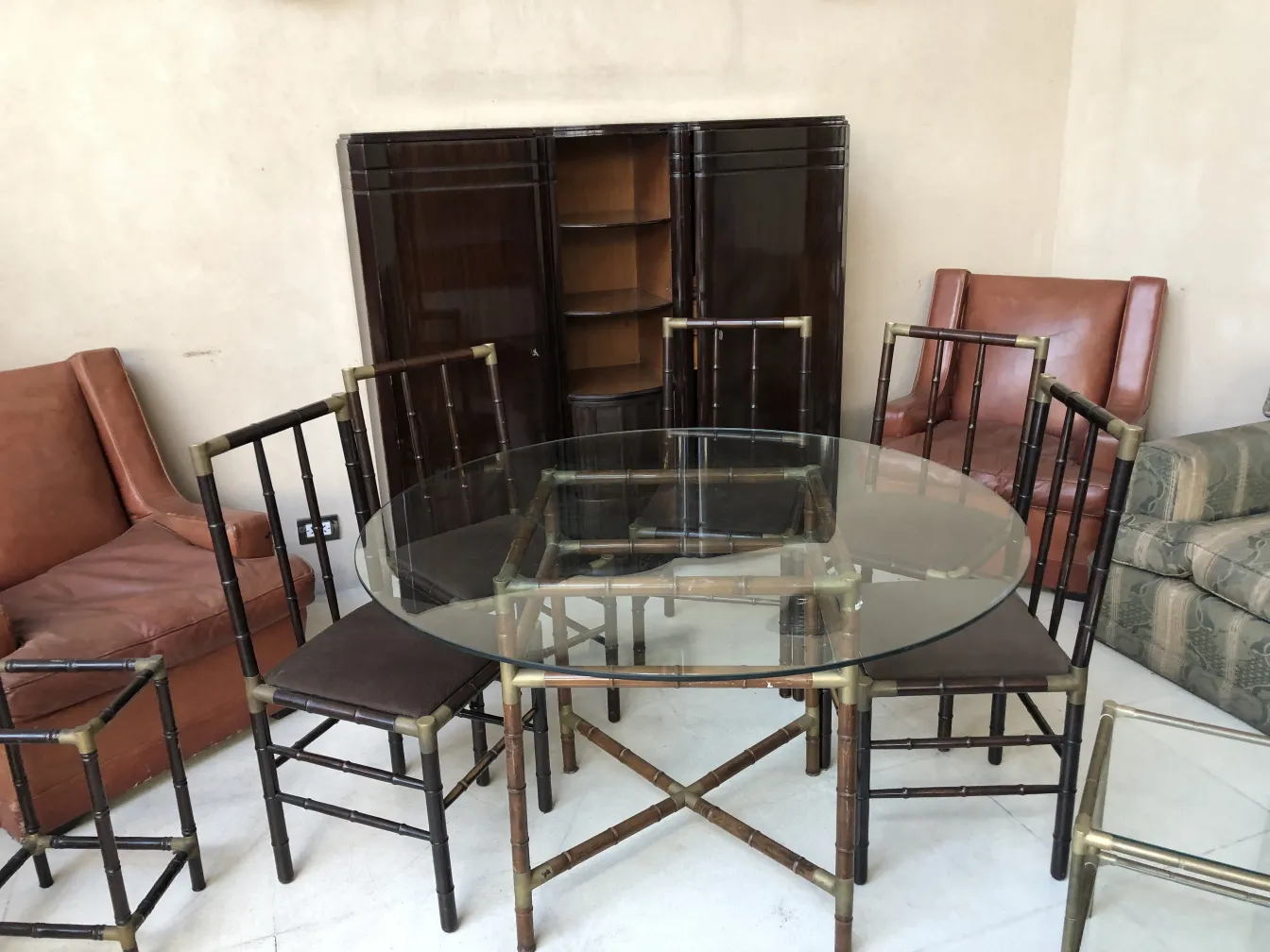 Mesa de comedor antigua para 6 personas con sillas elegantes.